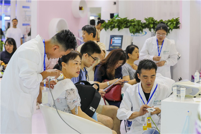 智博会上超声波治疗颈肩痛、膝关节炎市民争相体验