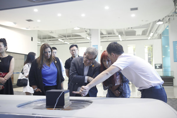 葡萄牙副议长若热.拉康之海扶行